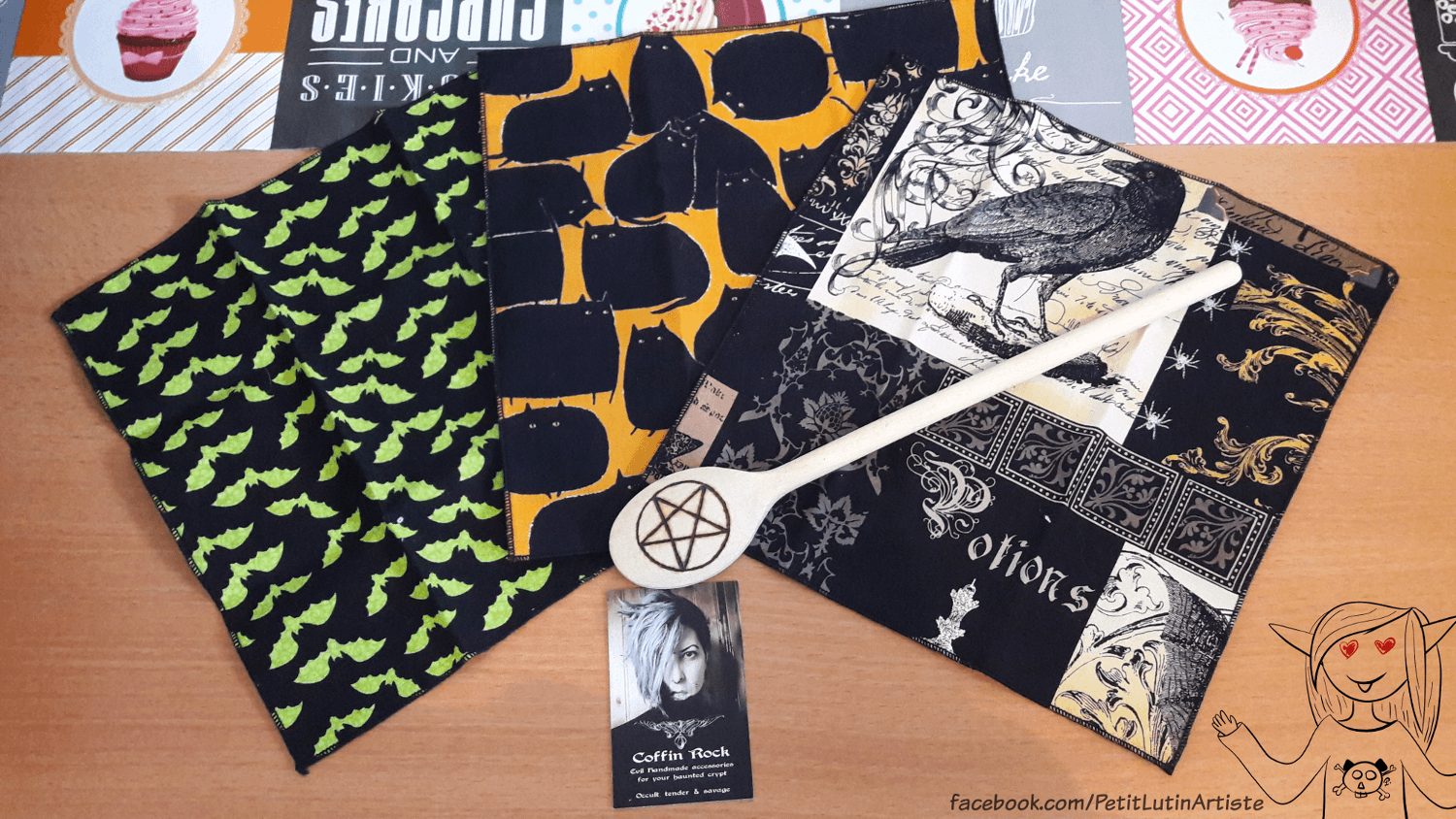 les mouchoirs en tissu que j'ai achetés sur la boutique de coffin rock : un avec des motifs chats, un avec des motifs chauve-souris, et un autre avec des motifs de potions