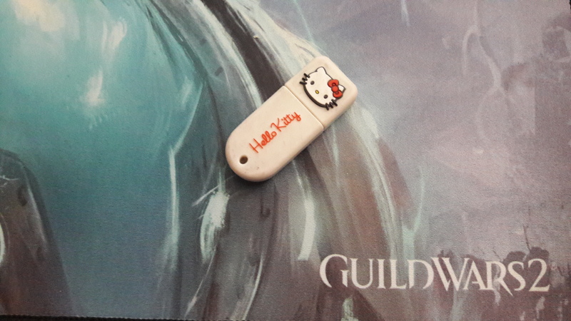 photo : clé USB Hello Kitty sur un tapis de souris GuildWars2