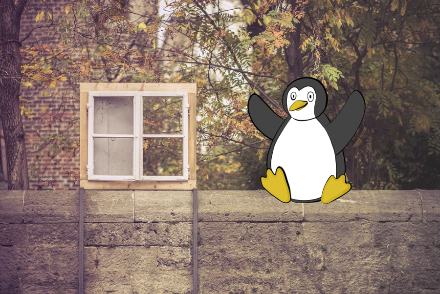 Photo d'une fenêtre et d'un muret. Un manchot dessiné est assis sur le muret. Clin d'oeil à Windows et GNU Linux