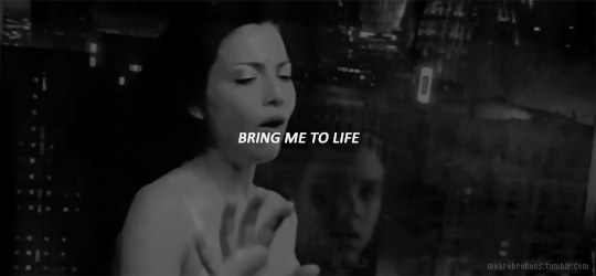 Gif du clip Bring me to life d'Evanescence
