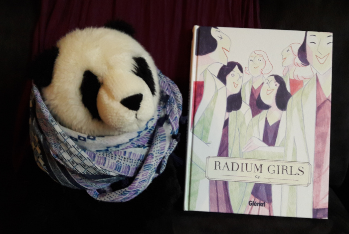 Peluche panda à côté de la BD Radium Girls de Cy aux éditions Glénat