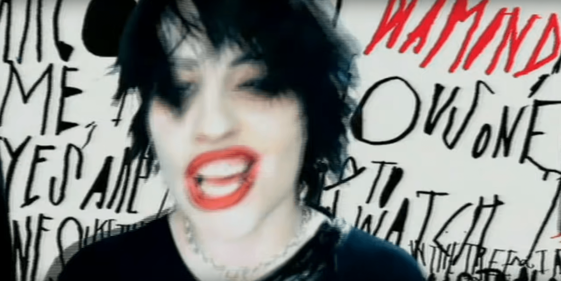 Broody Dale dans le clip Drain the Blood de The Distillers, même ambiance de noir et de rouge