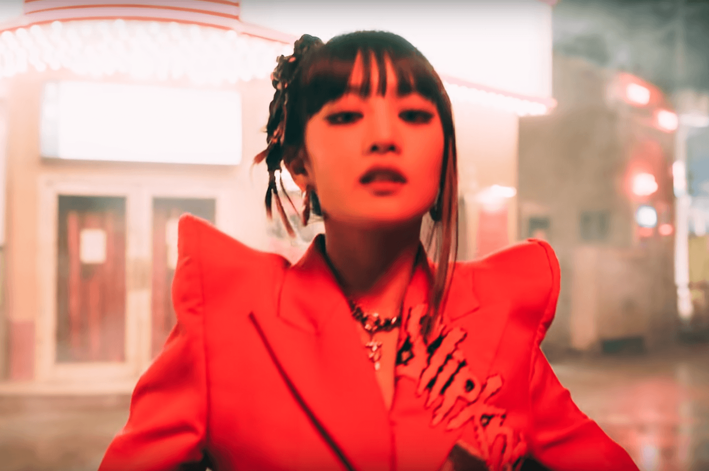 Minnie porte une veste rouge avec Slipknot sur la poitrine