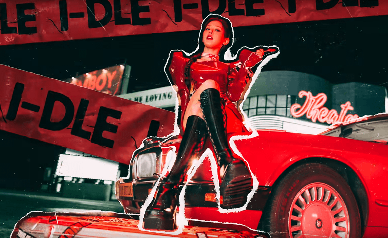 Miyeon, assise sur une voiture rouge, portant sa veste robe rouge brillante et des bottes gothiques à gros talons