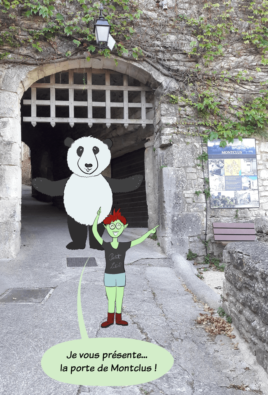 Petit Lutin et Moustache se tiennent devant la porte d'entrée avec une herse du village de Montclus. Petit Lutin dit fièrement "Je vous présente la porte de Montclus !"