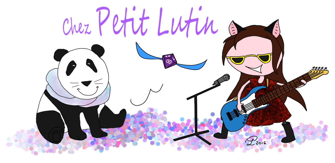 Moustache le panda est à gauche, un dé à violet à 10 faces et aux ailes bleues vole, et à droite il y a une humanoïde aux oreilles de chats qui joue de la basse 5 cordes (premier design de Petit Lutin). Il y a écrit "Chez Petit Lutin" en haut.