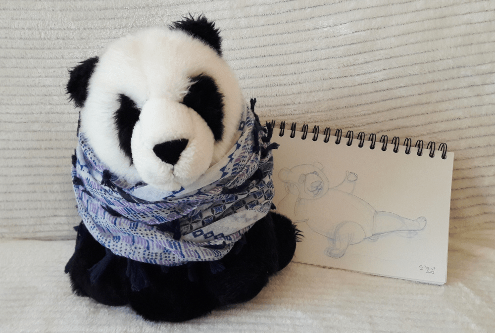 peluche de panda qui porte un foulard bleu violet autour du cou. à côté, un croquis d'un panda qui se la coule douce sur la plage