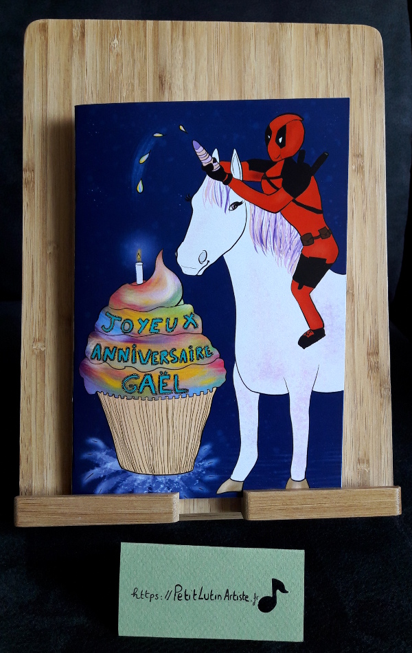 Photo de la carte d'anniversaire que j'ai réalisée en faisant un fan-art de Deadpool sur une licorne avec un cupcake