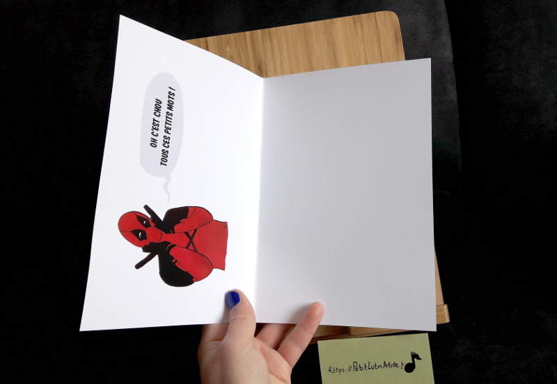 A l'intérieur de la carte on voit Deadpool qui dit 'Oh c'est trop chou tous ces petits mots!'