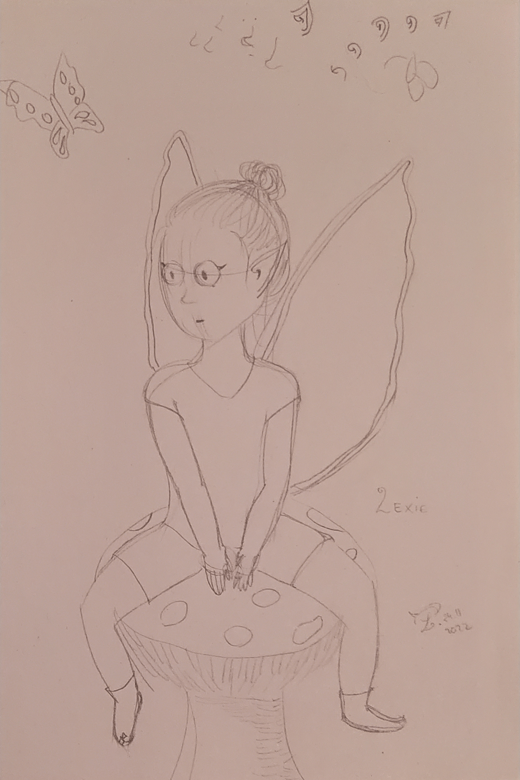 croquis d'une fée assise sur un gros champignon. Elle a des ailes dans le dos, et elle regarde vers la gauche. Ses longs cheveux sont attachés en chignon.
