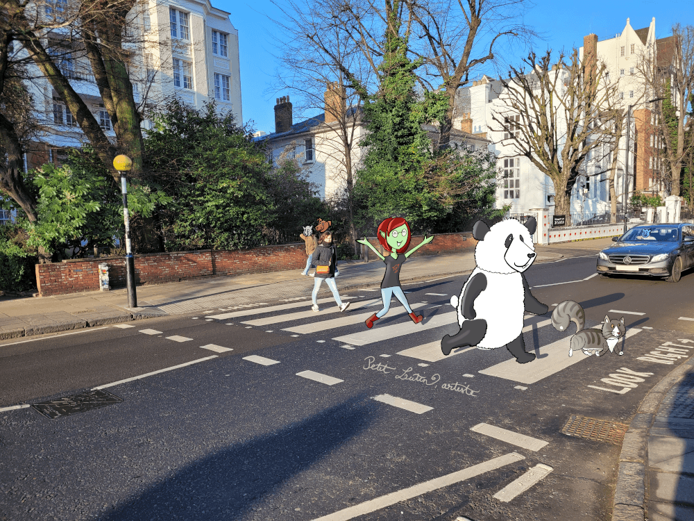 Photo où je traverse le passage piéton d'Abbey Road, et pour faire comme les 4 Beatles, j'ai dessiné mon avatar de Petit Lutin, Moustache le panda, et Symphonie mon chat à poils longs.