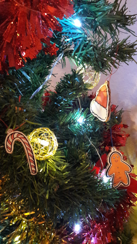 Décorations de Noël DIY en forme de bâton de canne à sucre, bonhomme en pain d'épices, et chapeau de Père Noël
