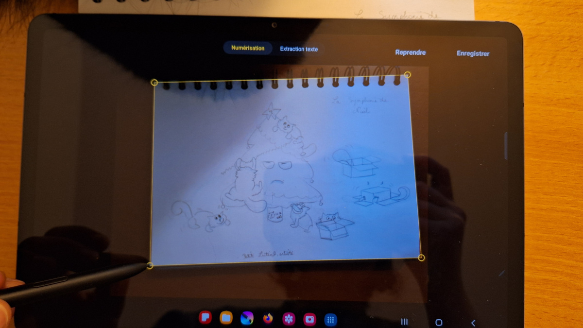 même angle de vue mais cette fois, avec le stylet de la tablette, j'ajuste la position des coins du rectangle jaune tracé autour dela page de croquis