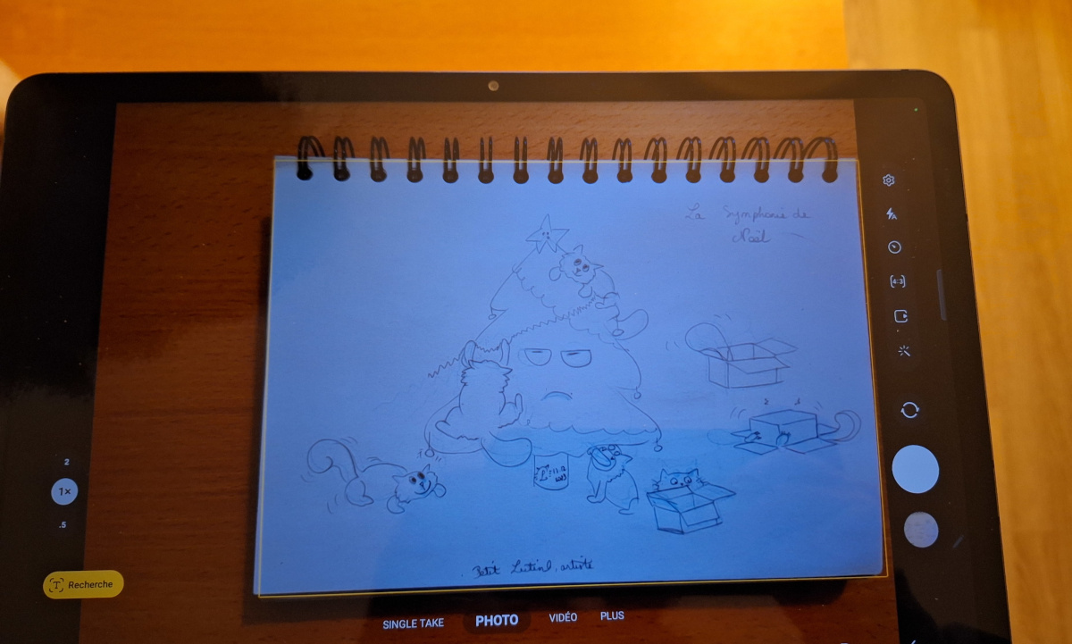 photo de ma tablette ouverte dans l'appareil photo, au-dessus de mon carnet de croquis. l'appareil photo crée un contour jaune autour de la page du carnet