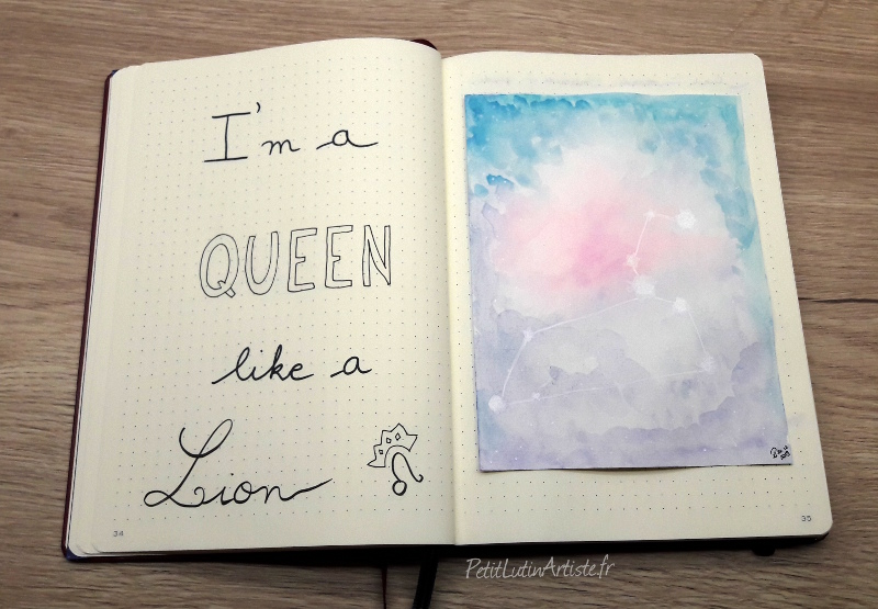 photo de mon bullet journal, plan with me janvier 2020 : double page de couverture. A gauche il est écrit "I'm a queen like a lion" et à droite j'ai fait une aquarelle d'inspiration "galaxie" pour représenter la constellation du Lion