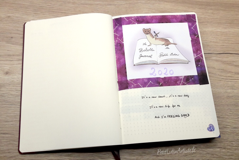 photo du setup 2020 de mon bullet journal : ma page de garde. j'ai collé ma belette avec du masking tape violet et j'ai écrit en dessous "it's a new dawn it's a new day, it's a new life for me... and I'm feeling good"