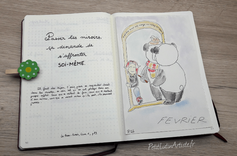 double page du mois de février 2020 dans mon bullet journal. à gauche, une citation de la passe miroir "passer des miroirs, ça demande de s'affronter soi-même", à droite, une aquarelle représentant Petit Lutin sortant du miroir du Riséd pendant que Moustache se regarde dedans. L'aquarelle fait référence à harry potter et à la passe-miroir.