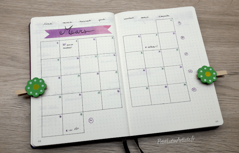 bullet journal, weekly log : calendrier mars 2020 sur une double page. Le mot Mars est calligraphié sur du scotch coloré violet