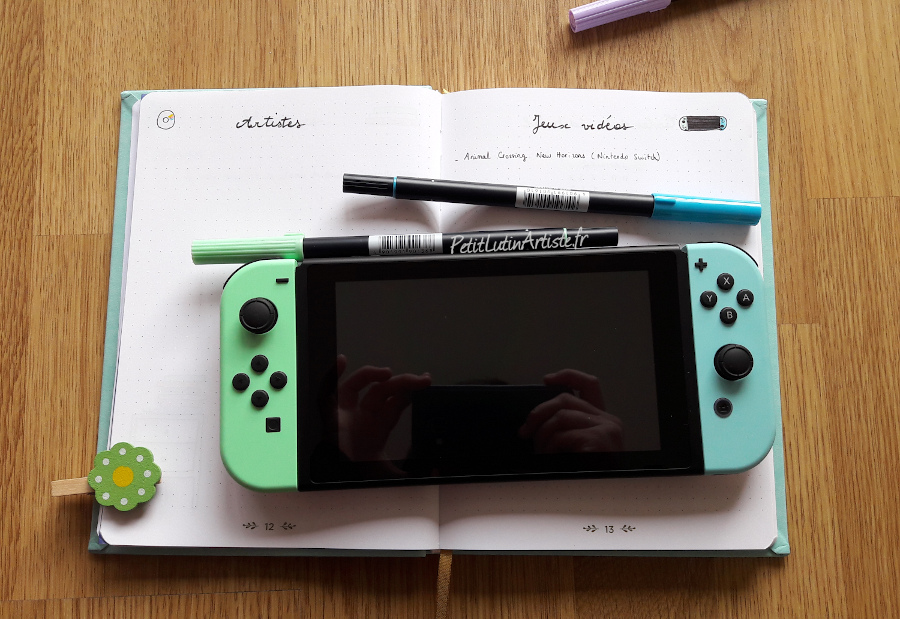 nintendo switch aux couleurs d'Animal Crossing New Horizons dans les mêmes tons que mes feutres bleu et vert pastels ainsi que mon carnet !