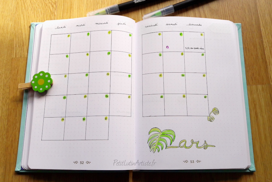 Calendrier du mois de mars sur une double page de bullet journal