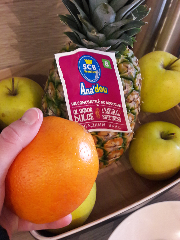 Photo de la corbeille de fruits avec une orange et un ananas d'une marque nommée Anadou